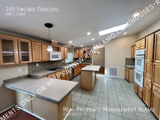 Building Photo - 105 Encino Torcido