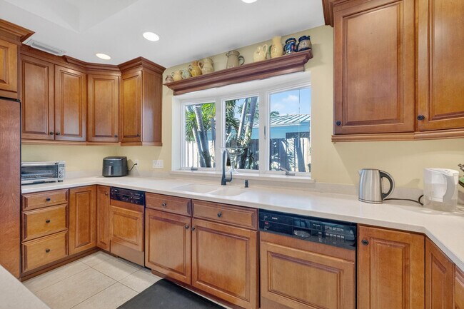 Building Photo - 2871 NE 26th Ct