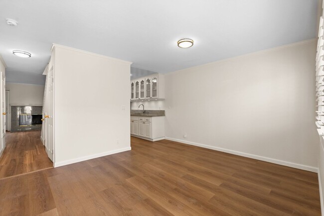 Building Photo - 3 bedroom, 2.5 bathroom end unit townhome ...