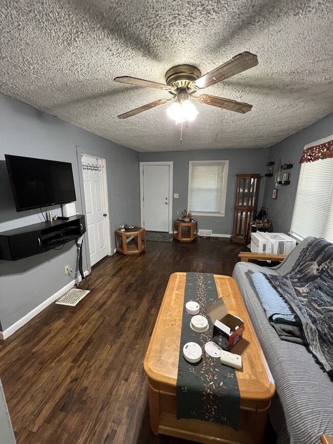 Primary Photo - 1223 Bensch St