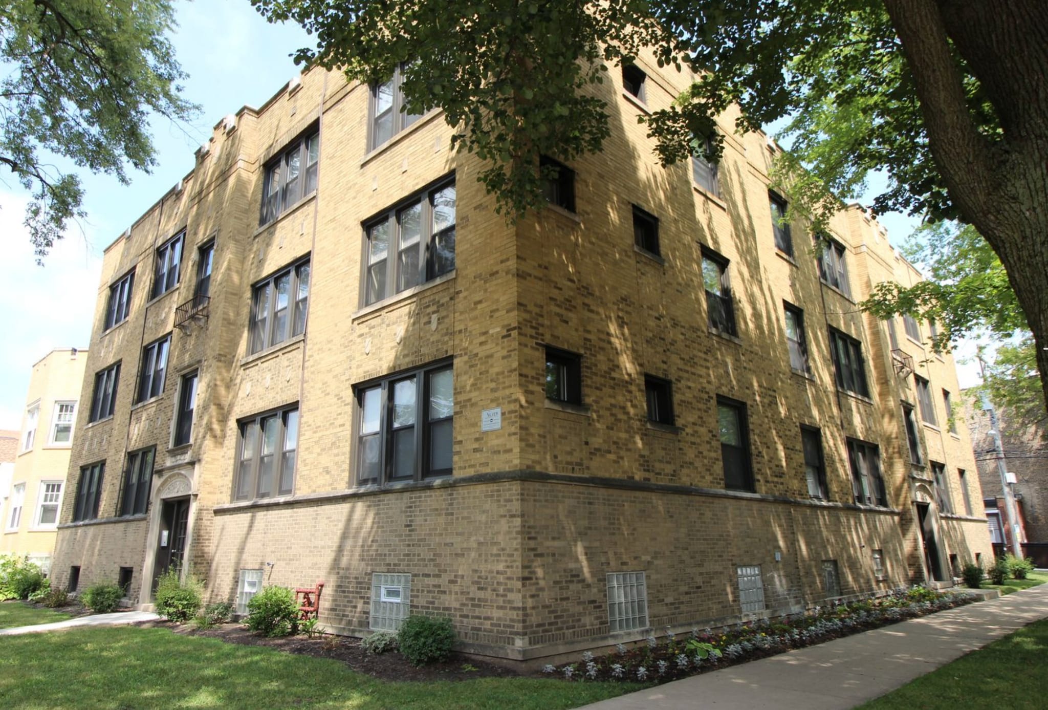 Building Photo - 2452 W Albion Ave