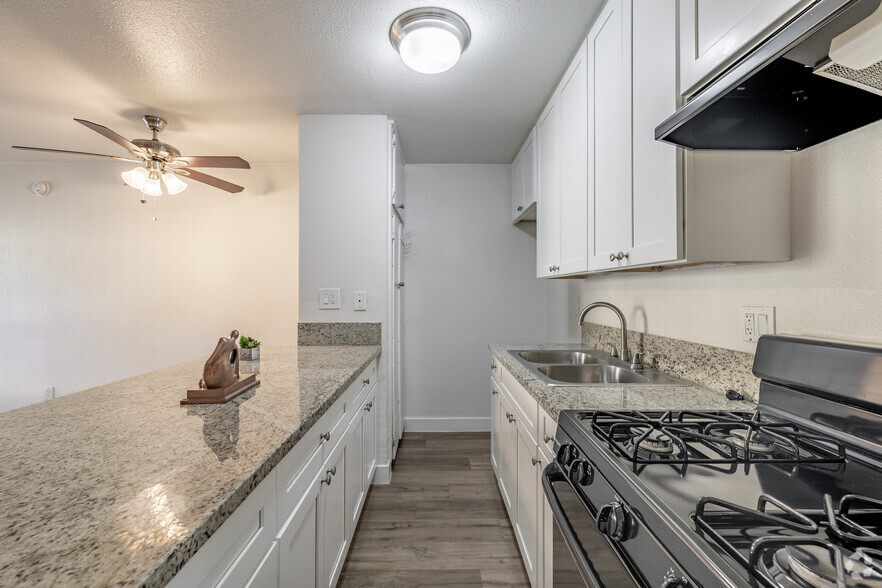 Studio, 1BR - 370SF - Kitchen - Buckingham Apartments