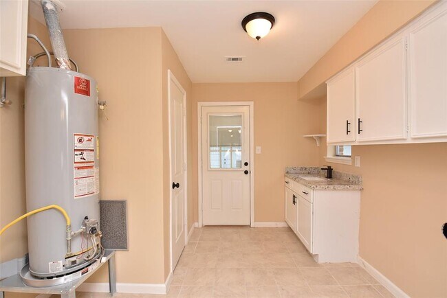 Building Photo - 2910 Colonial Dr