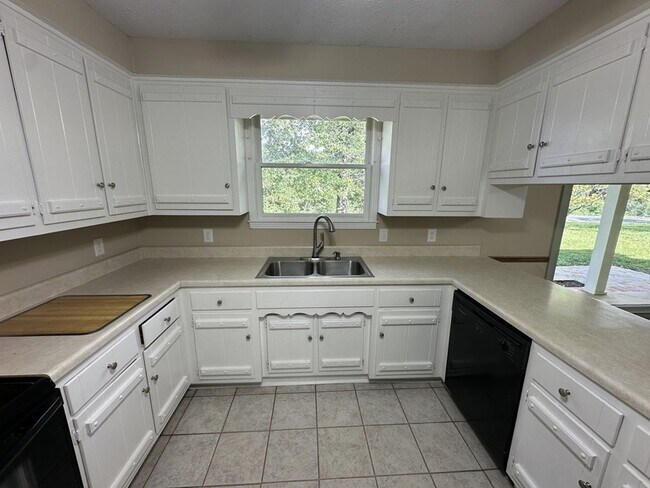 Building Photo - 341 Hickory Dr