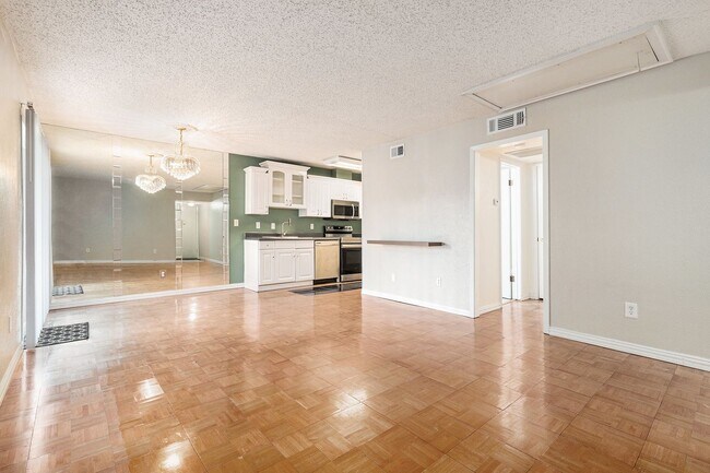 Building Photo - Experience comfortable city living in this...