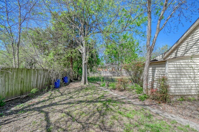 Building Photo - Charming Campus Home!