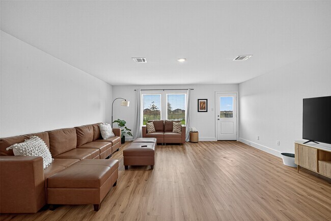 Building Photo - 27615 Village Cir Dr