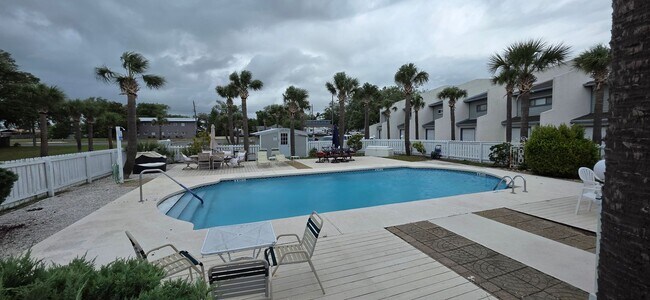 Building Photo - Here is your 3bed/3bath home on the water!