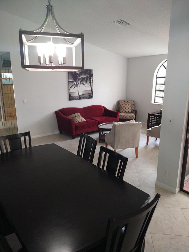 Building Photo - 5475 Verona Dr
