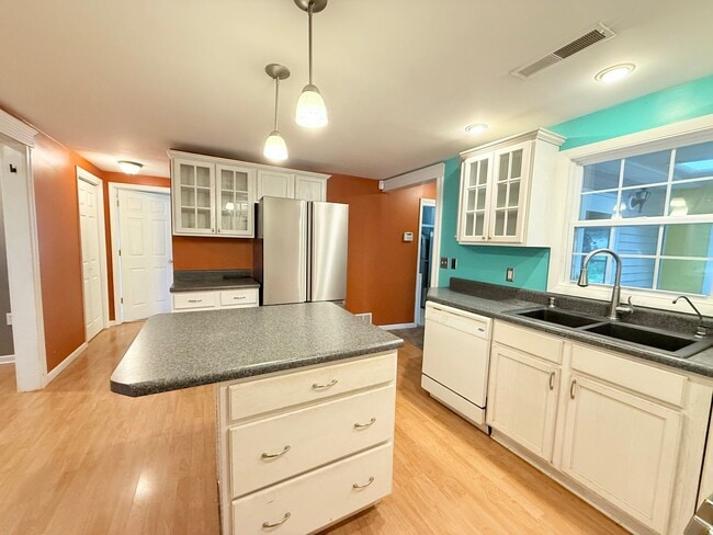 Building Photo - Beautiful 3 bed 2 bath home in Bloomington!