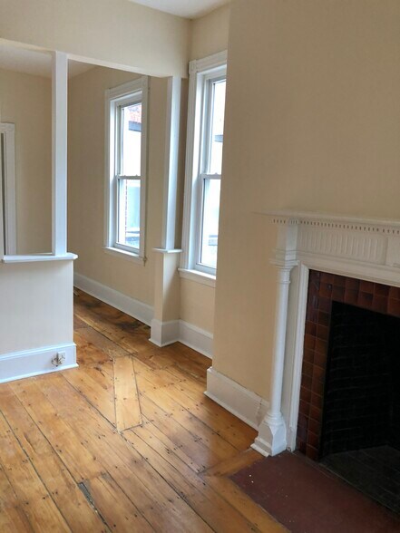 Building Photo - 612 Congress St