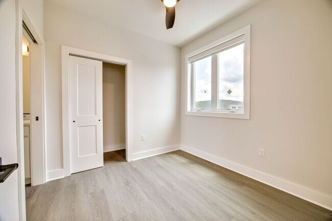 Building Photo - 930 Monticello Rd