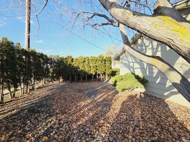 Building Photo - 1037/1039 Eastmont Ave. Duplex