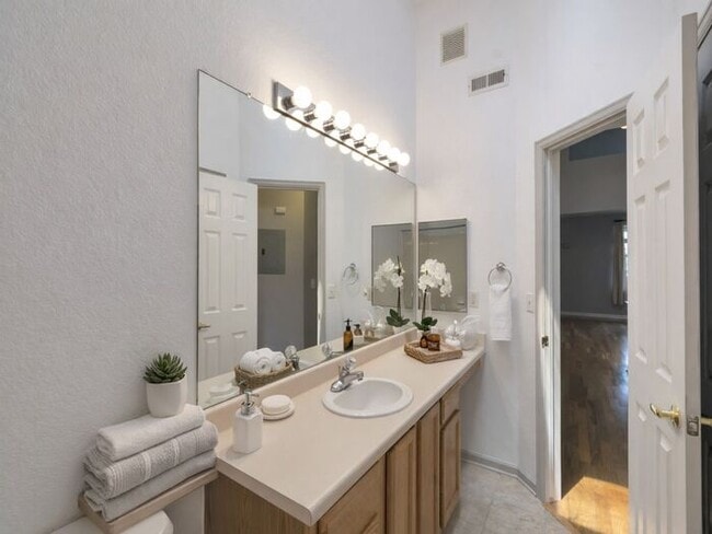 Building Photo - 1BR w/ Attached Garage & Balcony near Downtown Littleton