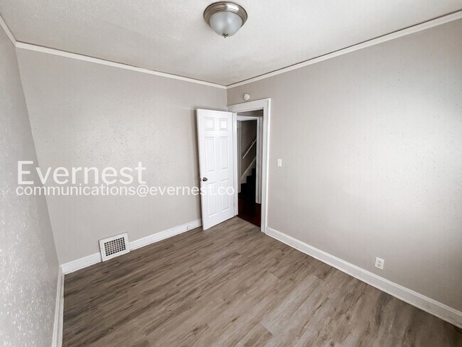 Building Photo - 3 Bed/1 Bath Home with Fenced Yard / Pet-Friendly / Vouchers Accepted / Coming Soon!