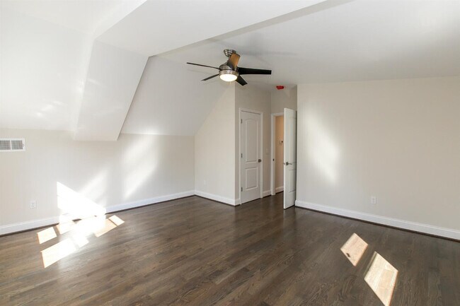 Building Photo - 564 Claymont Dr
