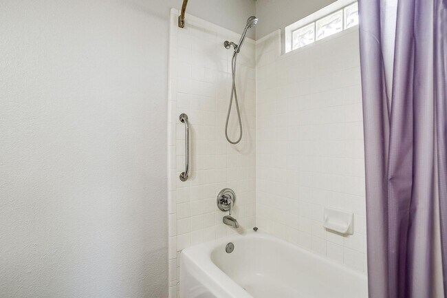 Building Photo - Cozy 3 Bed, 2 Bath Home Minutes Away from ...