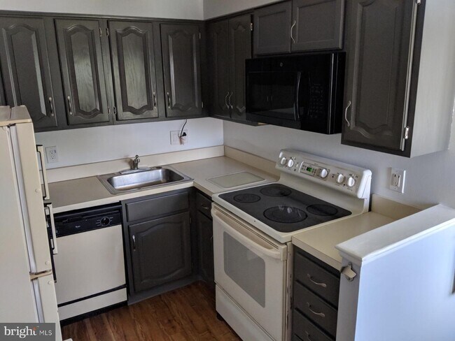 Building Photo - 250 Tanglewood Ln