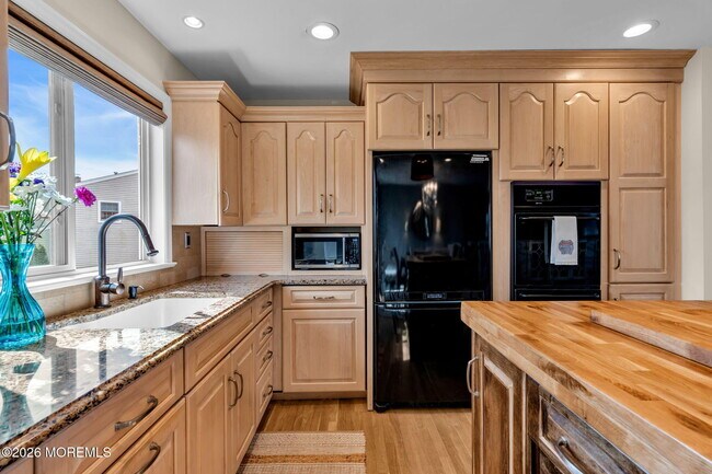 Building Photo - 2412 Homestead Ave