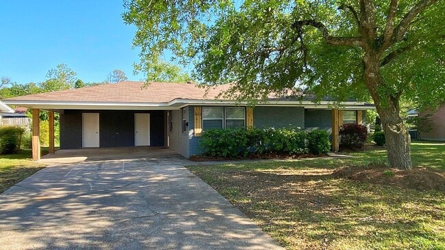 Building Photo - 403 Parkwood Dr