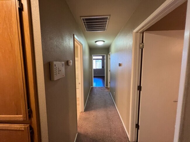 Building Photo - 3-bedroom single story in Merced!