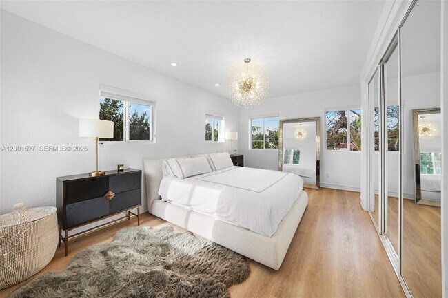 Building Photo - 5237 La Gorce Dr