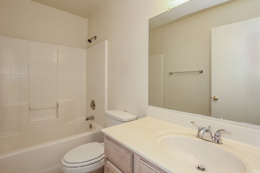 Building Photo - 8720 W Tuckey Ln