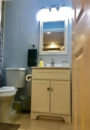 Full bathroom - 549 45th St NE
