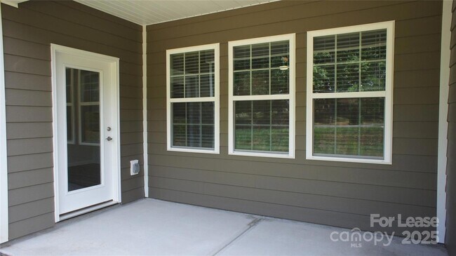 Building Photo - 106 White Apple Wy