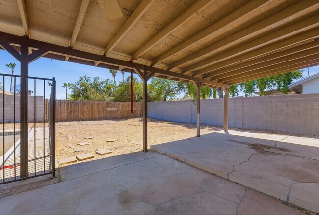 Building Photo - 4047 W Sweetwater Ave