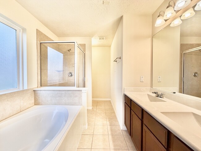 Building Photo - 11823 Green Colling Park Dr