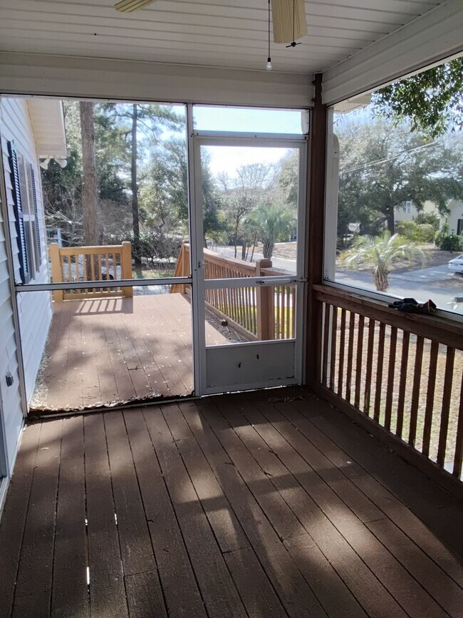 Building Photo - 422 Holly St