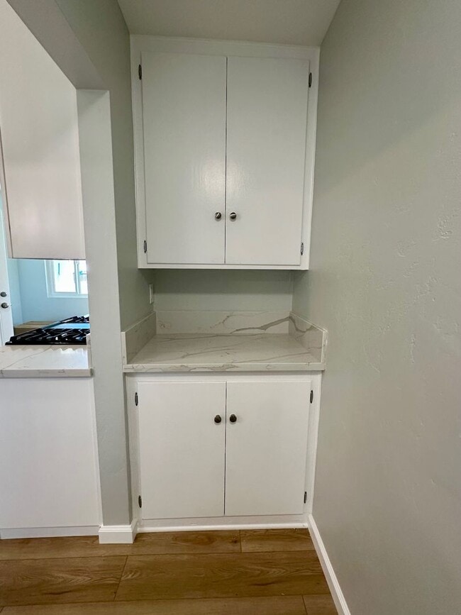 Building Photo - COMING SOON--2 bed/1 bath in IB