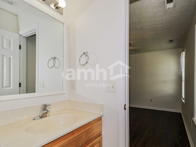 Building Photo - 9504 Huckabee Dr NE