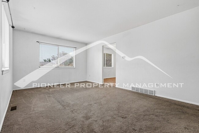 Building Photo - Charming 1/2 Duplex with Washer/Dryer!