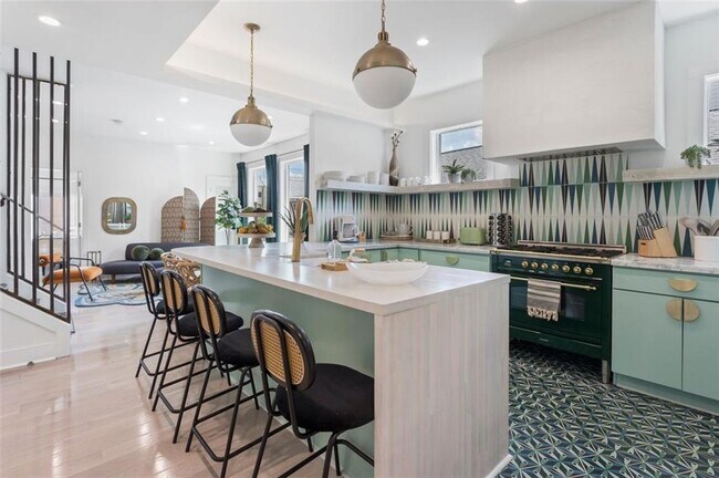 Building Photo - 724 Charles Allen Dr NE