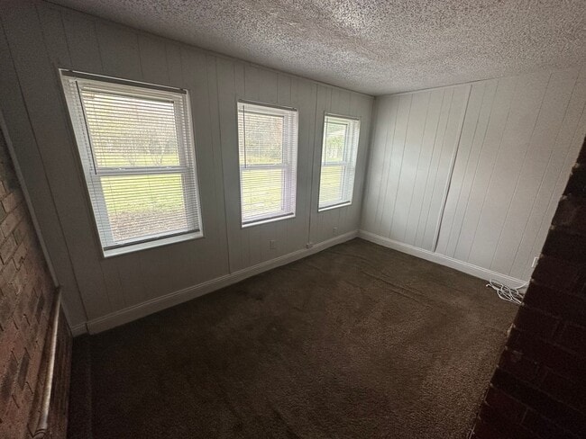 Building Photo - AVAILABLE NOW ; 2 WEEKS FREE!!!!!