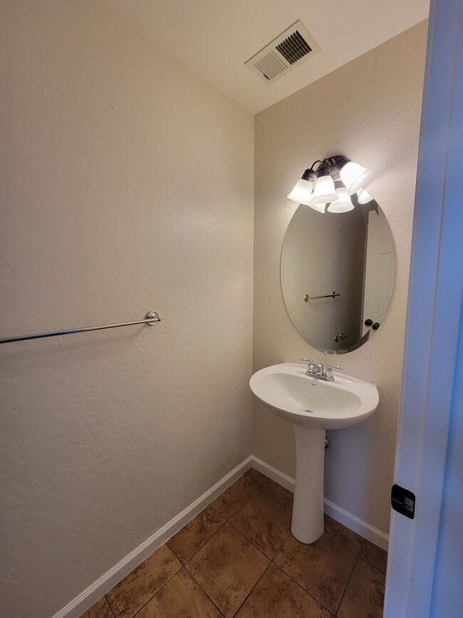 Building Photo - Beautiful 2 bedroom 2.5 bath home in Avalon Gated Community!!