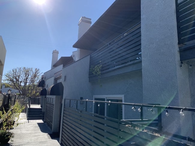 Building Photo - 11610 Moorpark St