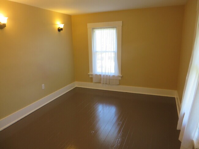 Building Photo - 826 Nuttman Ave
