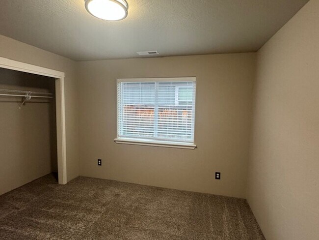 Building Photo - CUSTOM 3 BEDROOM, 2 BATH HOME NEAR SOUTH MEDFORD HIGH SCHOOL