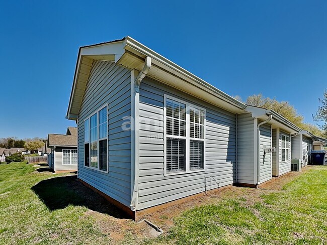 Building Photo - 112 Charlotte Court