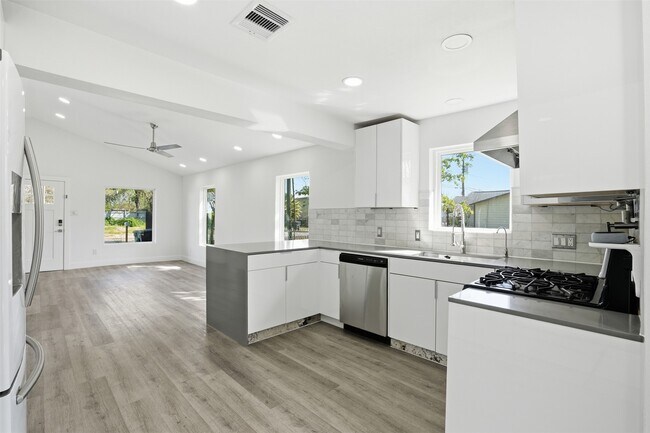 Building Photo - 4929 Creekmont Dr