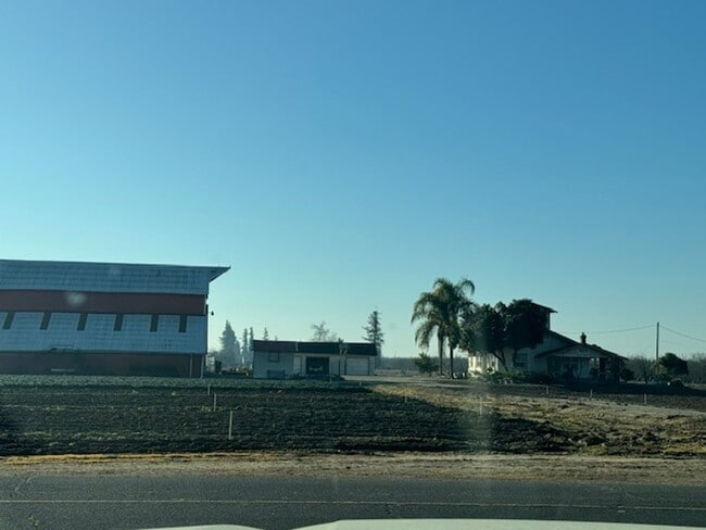 Building Photo - Country-style home with 3 bedrooms, Upstairs Den/Office, 2 baths offering a charming and peaceful...