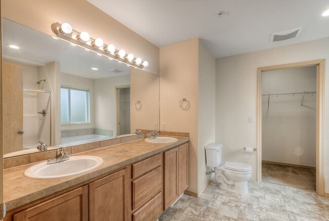 Building Photo - Bright & Spacious Home in the Heart of Bur...