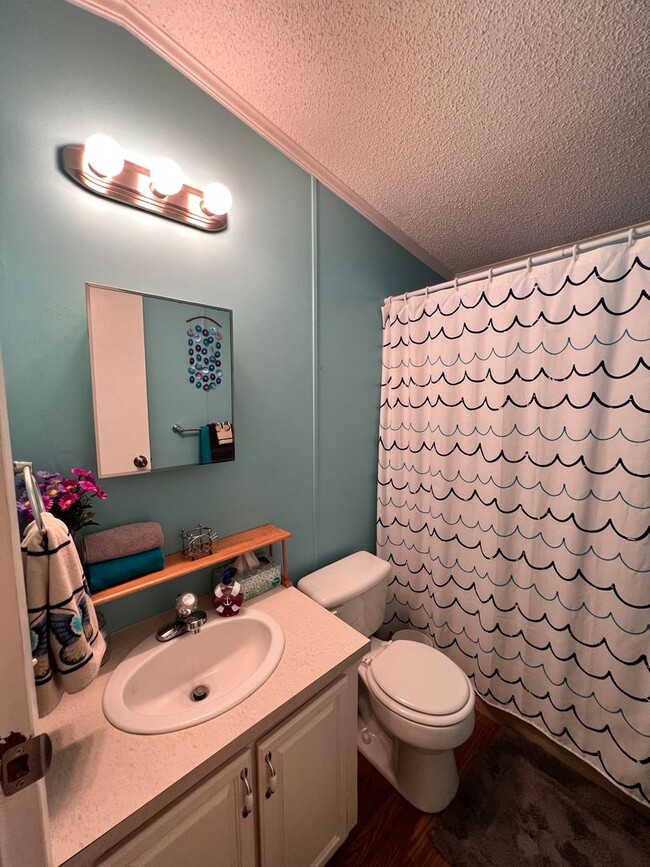 Building Photo - Recently renovated-3 bedroom/2 bathroom home-fully furnished-located in Tanglewood Subdivision