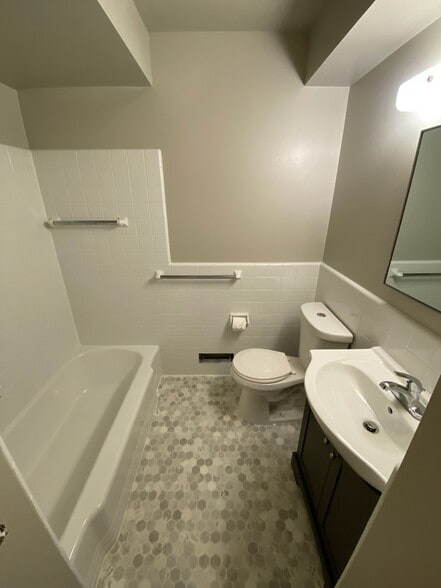 Main Level Bathroom - 3509 Aquila Ave S