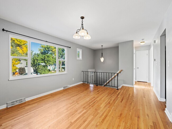 Building Photo - Amazing 4 Bed 2 Bath Home- Fort Collins, CO!