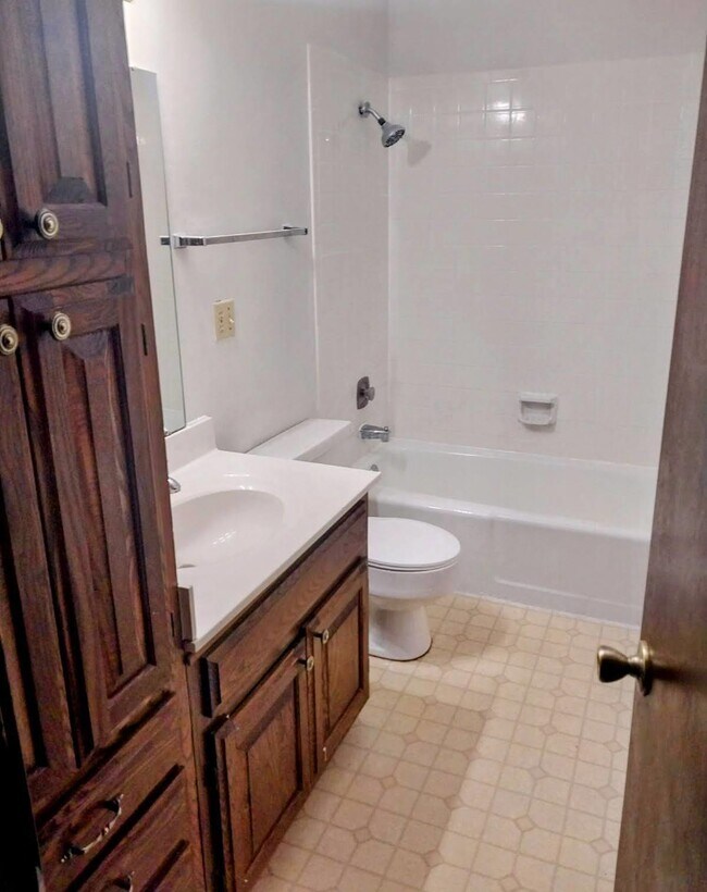 Building Photo - 16 Akokisa Dr