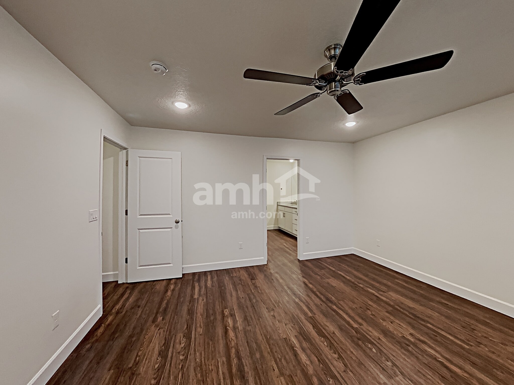 Building Photo - 1273 E White St